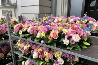 a inceput impodobirea baldachinului sf parascheva domina crizantemele si crinii foto video 68e4d066c2edb