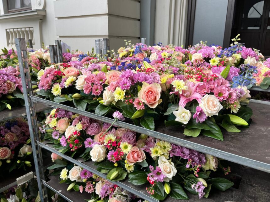 a inceput impodobirea baldachinului sf parascheva domina crizantemele si crinii foto video 68e4d066c2edb