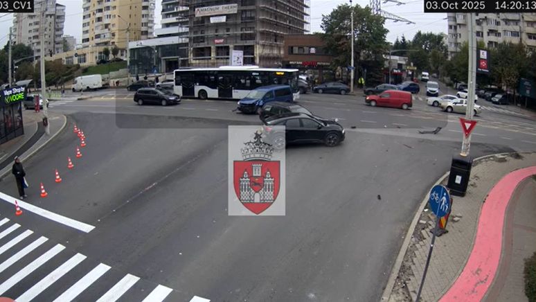 accident cu trei vehicule in intersectia rond vechi din iasi video 68dff7678da5c