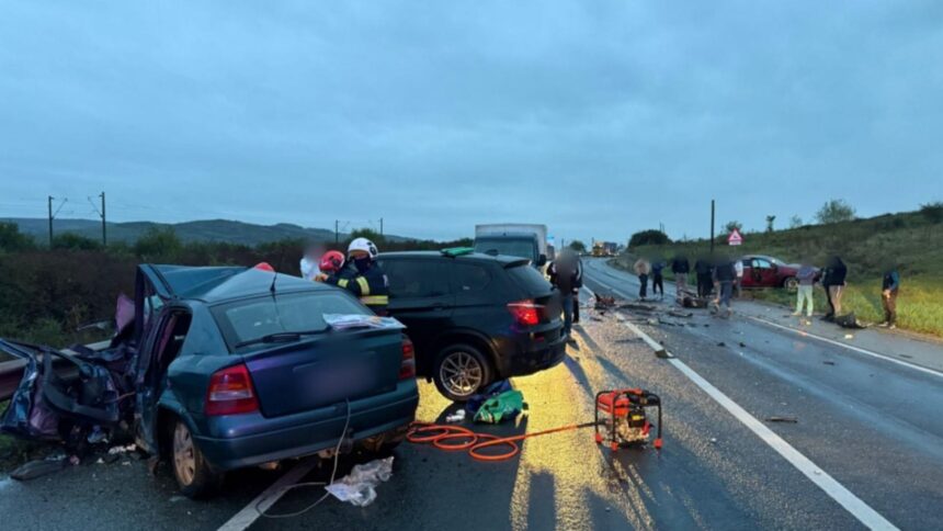 accident deosebit de grav pe o sosea din judetul cluj un barbat a murit pe loc alte 6 persoane inclusiv minori au fost transportate la spital video 68e94ed8aff84