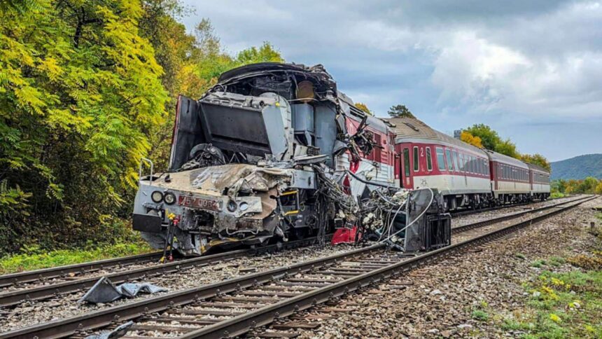 accident grav pe calea ferata cel putin 66 de persoane ranite dupa ce doua trenuri s au ciocnit in estul slovaciei imagini socante 68ed3fd2803c8