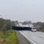 accident grav pe dn2 intre cristesti si draguseni un camion s a rasturnat peste o masina doua persoane incarcerate 68fb725cae5ad