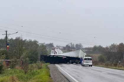 accident grav pe dn2 intre cristesti si draguseni un camion s a rasturnat peste o masina doua persoane incarcerate 68fb725cae5ad