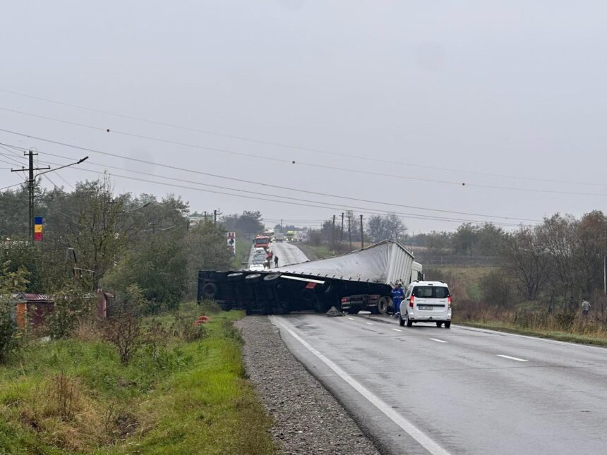 accident grav pe dn2 intre cristesti si draguseni un camion s a rasturnat peste o masina doua persoane incarcerate 68fb725cae5ad