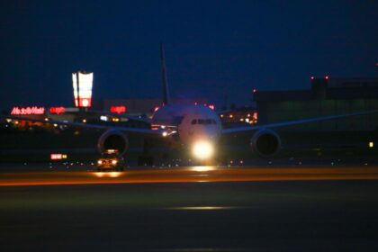 adolescenti de 14 ani sanctionati de politie dupa un gest imprundet au indreptat un fascicul laser spre cabina unui avion care ateriza 68e4fdca4794f