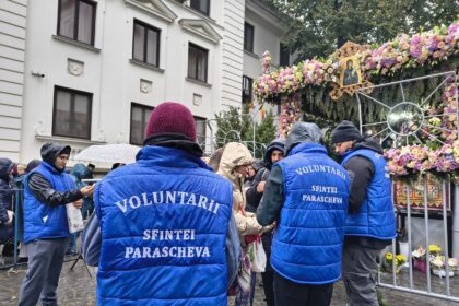 aproape 100 de voluntari sunt alaturi de credinciosii veniti la pelerinaj 68e7676da3bf4