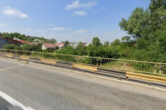 atentie soferi lucrari de reparatii pe podul peste bahlui de pe dn 28 la intrarea in podu iloaiei 6904baba8bcea