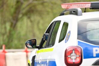 barbat cu afectiuni psihice salvat dupa ce s a baricadat in propria locuinta cu doua cutite si o butelie de gaz au intervenit trupele sas 68de62d4dbff9