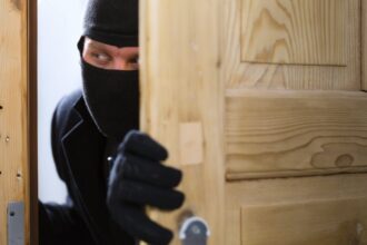 barbat retinut pentru talharie calificata la horlesti victima un pensionar de 78 de ani agresata in propria locuinta 68e702e95777b