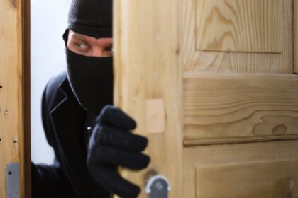 barbat retinut pentru talharie calificata la horlesti victima un pensionar de 78 de ani agresata in propria locuinta 68e702e95777b