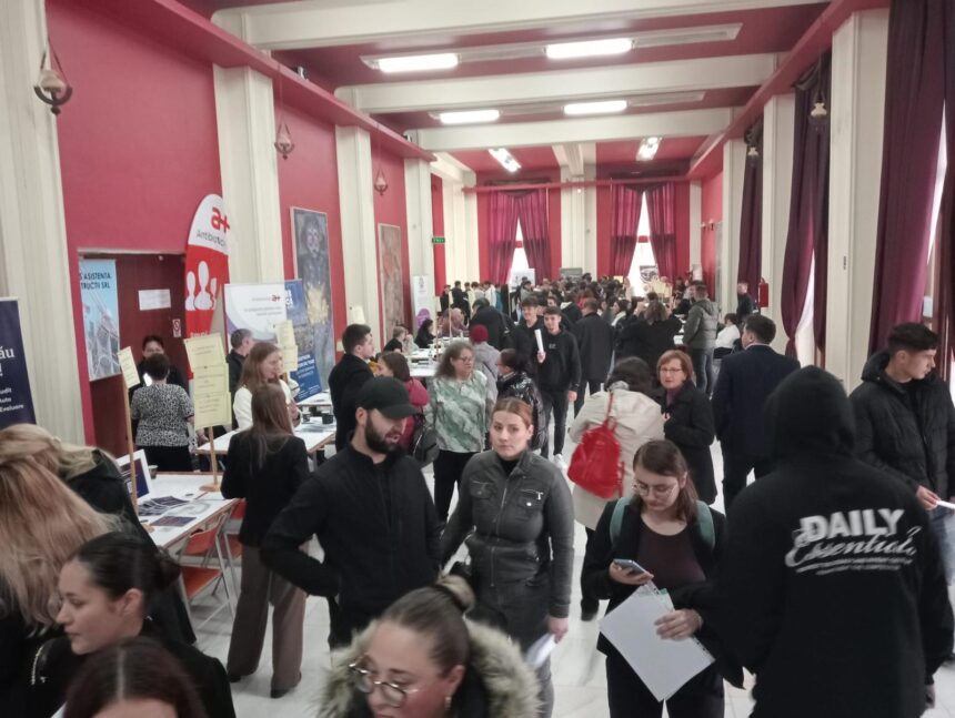 bilantul bursei locurilor de munca pentru absolventi 40 de firme participante 755 de posturi si 950 de participanti 68ec537e1731a