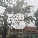 borfasilor dati ba banii inapoi printre mesajele lipite pe casa executata silit a familiei iohannis ce a gasit anaf la intrare 68df9dd647094