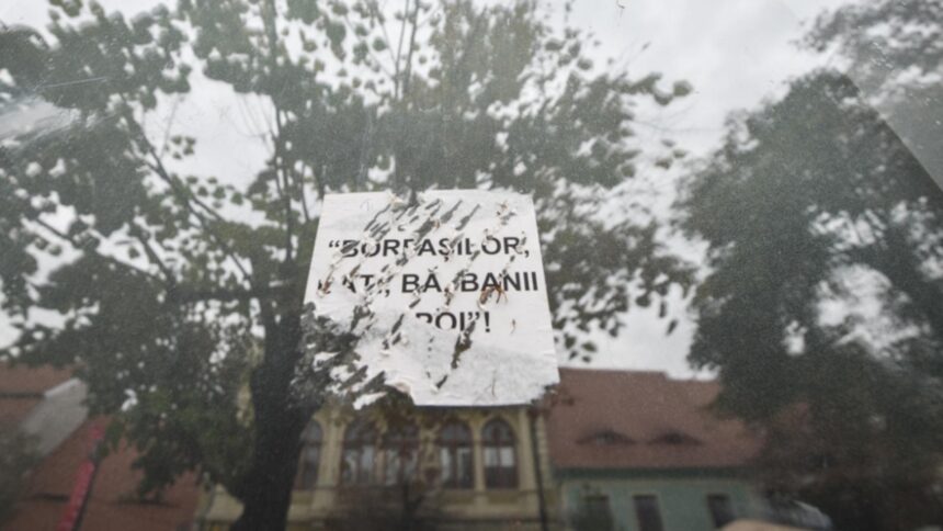 borfasilor dati ba banii inapoi printre mesajele lipite pe casa executata silit a familiei iohannis ce a gasit anaf la intrare 68df9dd647094