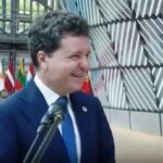 brosura lui florenta maculatura buna pentru citit in avion nicusor dan le a dat tuturor o copie la copenhaga 68de96104e245