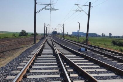 circulatia trenurilor suspendata temporar intre rosiori si atarnati dupa ce o sina s a rupt 68e4aa59d7a89