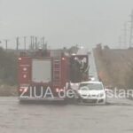 cod rosu de ploi in constanta o masina a fost luata de viitura soferul s a refugait pe capota pentru a fi salvat interventie contracronometru 68e603131c95a