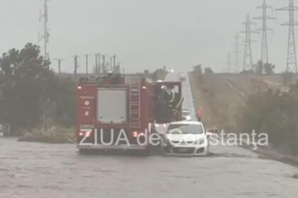 cod rosu de ploi in constanta o masina a fost luata de viitura soferul s a refugait pe capota pentru a fi salvat interventie contracronometru 68e603131c95a