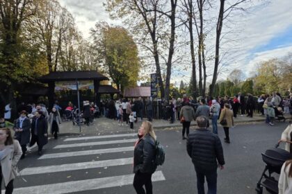 copoul mai aglomerat ca niciodata intr o zi de toamna cozi interminabile la expozitia de crizanteme 68fe26c5a3be6