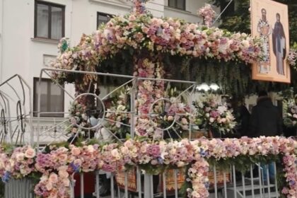 credinta si speranta la iasi zeci de mii de pelerini la racla sfintei parascheva unii au avut nevoie de ajutor medical 68ea22cab4634