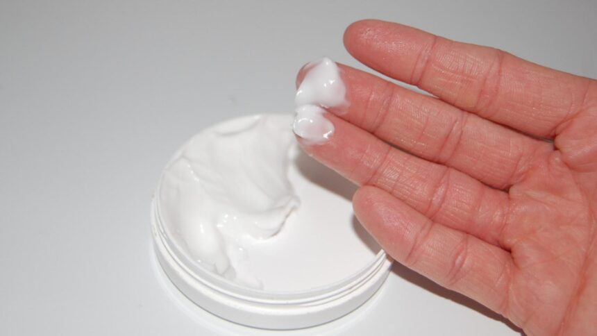 crema anti aging facuta in casa din produse naturale reduce ridurile petele pigmentare si inchide porii dilatati 68dfa84892ee4