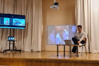 de la colegiul eminescu din iasi la mae madalina morariu diplomat de cariera le a dezvaluit elevilor ce inseamna misiunile unui diplomat roman peste hotare 68ddcbfc56538