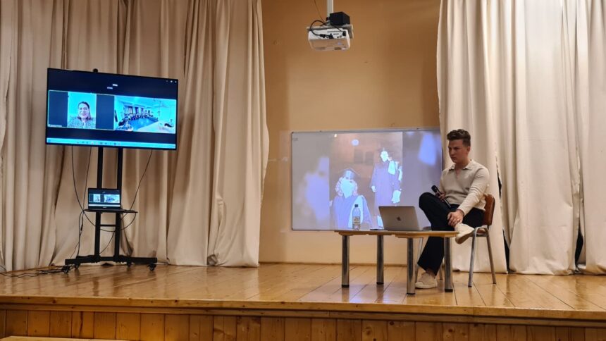 de la colegiul eminescu din iasi la mae madalina morariu diplomat de cariera le a dezvaluit elevilor ce inseamna misiunile unui diplomat roman peste hotare 68ddcbfc56538