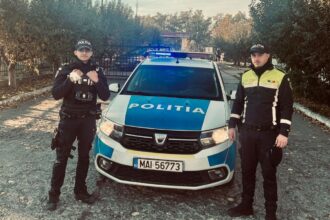 doi politisti ieseni au spart usa unei locuinte pentru a salva viata unei femei dupa ce nepotul a sunat la 112 au gasit o intr o balta de sange 6903509d3f745