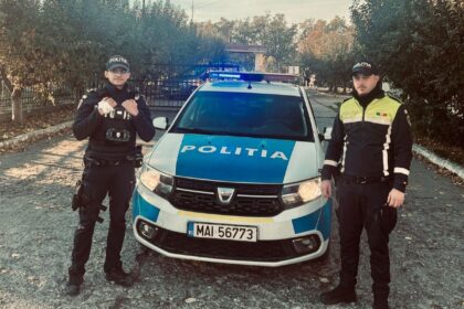 doi politisti ieseni au spart usa unei locuinte pentru a salva viata unei femei dupa ce nepotul a sunat la 112 au gasit o intr o balta de sange 6903509d3f745