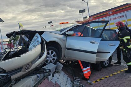 doua persoane ranite dupa ce un autoturism a iesit de pe sosea si a urcat pe sensul giratoriu din targu frumos 68ee66832c9aa
