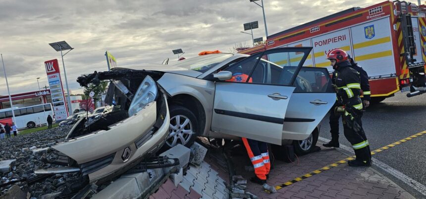 doua persoane ranite dupa ce un autoturism a iesit de pe sosea si a urcat pe sensul giratoriu din targu frumos 68ee66832c9aa