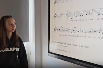 eleva care canta imnul romaniei in fiecare dimineata la scoala video 68e20194736e3