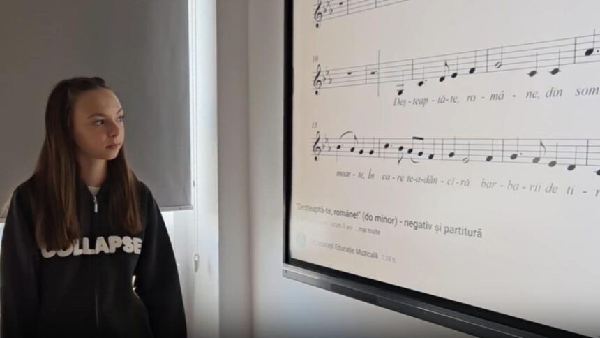 eleva care canta imnul romaniei in fiecare dimineata la scoala video 68e20194736e3