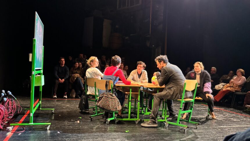 elevi absenti note umflate si goana dupa table inteligente realitatea scolilor din sate pe scena teatrului din iasi 68e7a4e3bda65