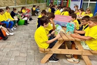 elevii de la scoala din valea lupului se bucura de un nou spatiu pentru pauze in curtea scolii 69017981182ea