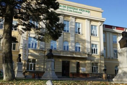 exclusiv profesor universitar iesean care preda etica acuzat de comportamente nepotrivite cu tenta sexuala fata de studente este cercetat de comisia de etica 690020fbae1ab