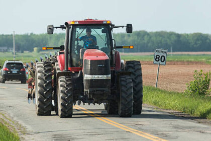 fermierii din iasi pot conduce legal tractoare cu permis b legea aduce flexibilitate in teren 68e5b877eeced