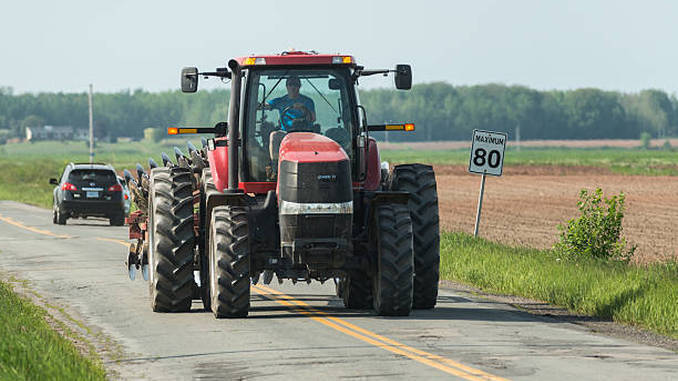 fermierii din iasi pot conduce legal tractoare cu permis b legea aduce flexibilitate in teren 68e5b877eeced