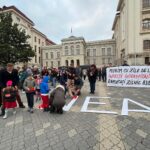 foto zeci de oameni au aprins lumanari in piata natiunii din iasi in memoria copiilor ucisi de infectiile nosocomiale 68e13e4c8bf2e