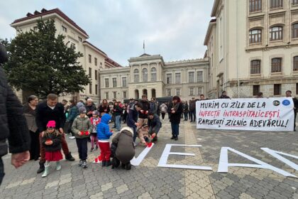 foto zeci de oameni au aprins lumanari in piata natiunii din iasi in memoria copiilor ucisi de infectiile nosocomiale 68e13e4c8bf2e