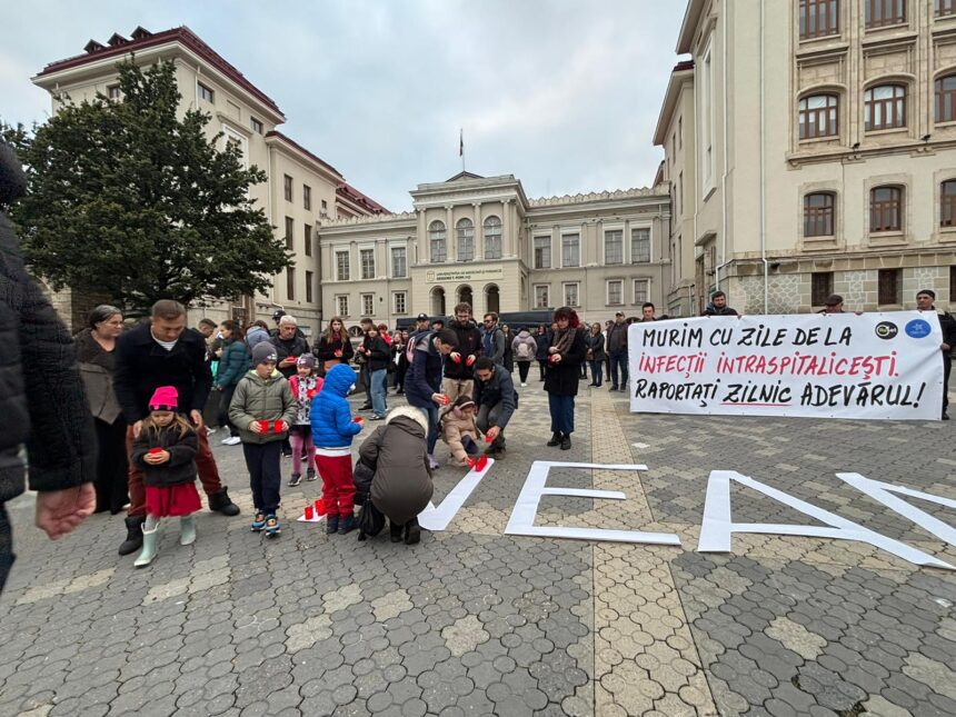 foto zeci de oameni au aprins lumanari in piata natiunii din iasi in memoria copiilor ucisi de infectiile nosocomiale 68e13e4c8bf2e