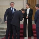 gafa monumentala a lui macron i a pupat mana reginei danemarcei nicusor dan uitat la poza cu familia regala video 68dd89cbca6db