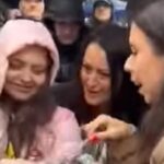 gest simbolic la buftea jurnalista alessia pacuraru a oferit bomboane copiilor veniti la actiunea de sustinere a lui calin georgescu video 68e5fc0837bab