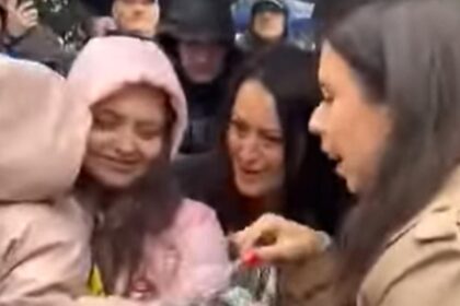 gest simbolic la buftea jurnalista alessia pacuraru a oferit bomboane copiilor veniti la actiunea de sustinere a lui calin georgescu video 68e5fc0837bab