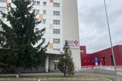 iasi mama baiatului decedat ieri din cauza unor probleme digestive s a externat pe propria raspundere pentru a fi alaturi de fiicele sale 68de550b07a9f