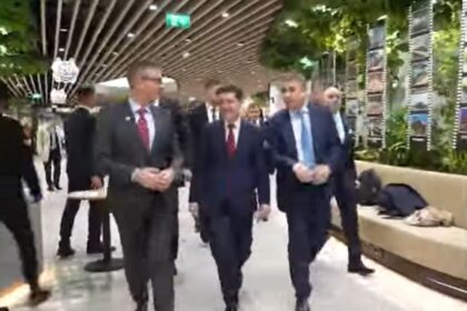 imagine rare suprinse la iasi presedintele nicusor dan alaturi de omul de afaceri iulian dascalu si directorul amazon cristian josan 68fbb4ffc15df