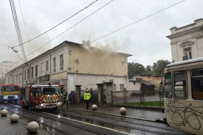 incendiu la un apartament de pe strada cuza voda circulatia tramvaielor este blocata 68e4ec8750fa7