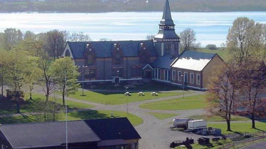 inchisoarea insula unde te duci de placere mese rafinate si lectii de tenis in numele reabilitarii 68e54fc2a2075