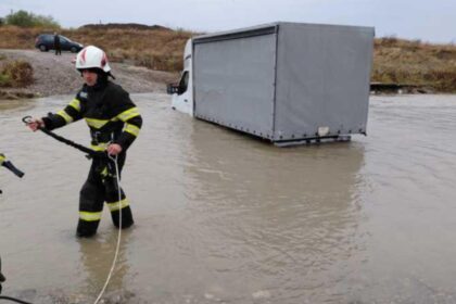 incident grav in prahova dubita blocata in albia raului teleajen dupa ce soferul a ignorat debitul crescut al apei 68e65e3b673ff