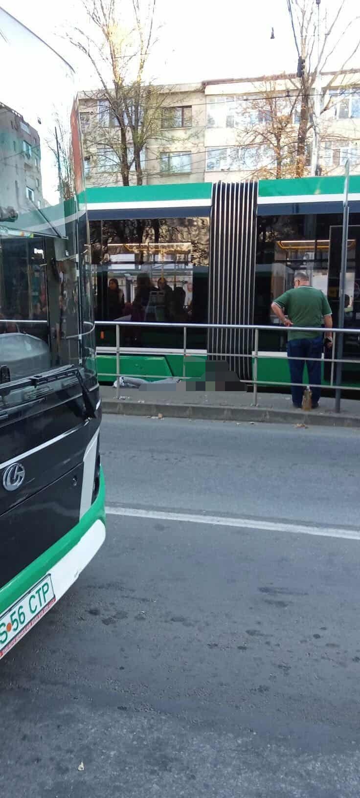 incident socant o persoana a fost prinsa sub un tramvai 6904cad6b3b9a