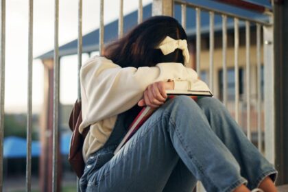 incident violent intr un liceu din slobozia o fata de 15 ani lovita de trei colege mai mari politia s a autosesizat 68dd0a4d81094